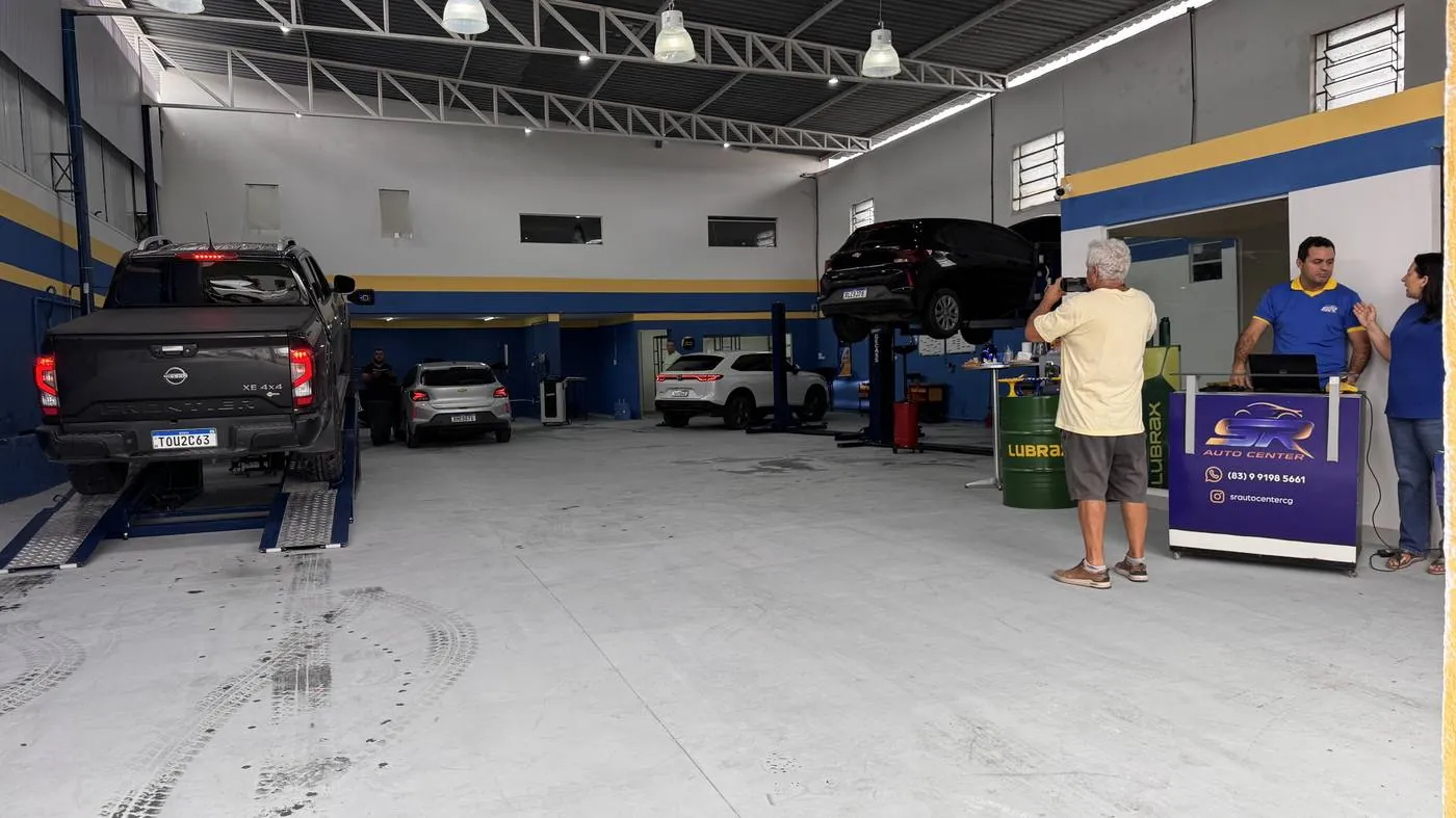 Salão da oficina com elevadores